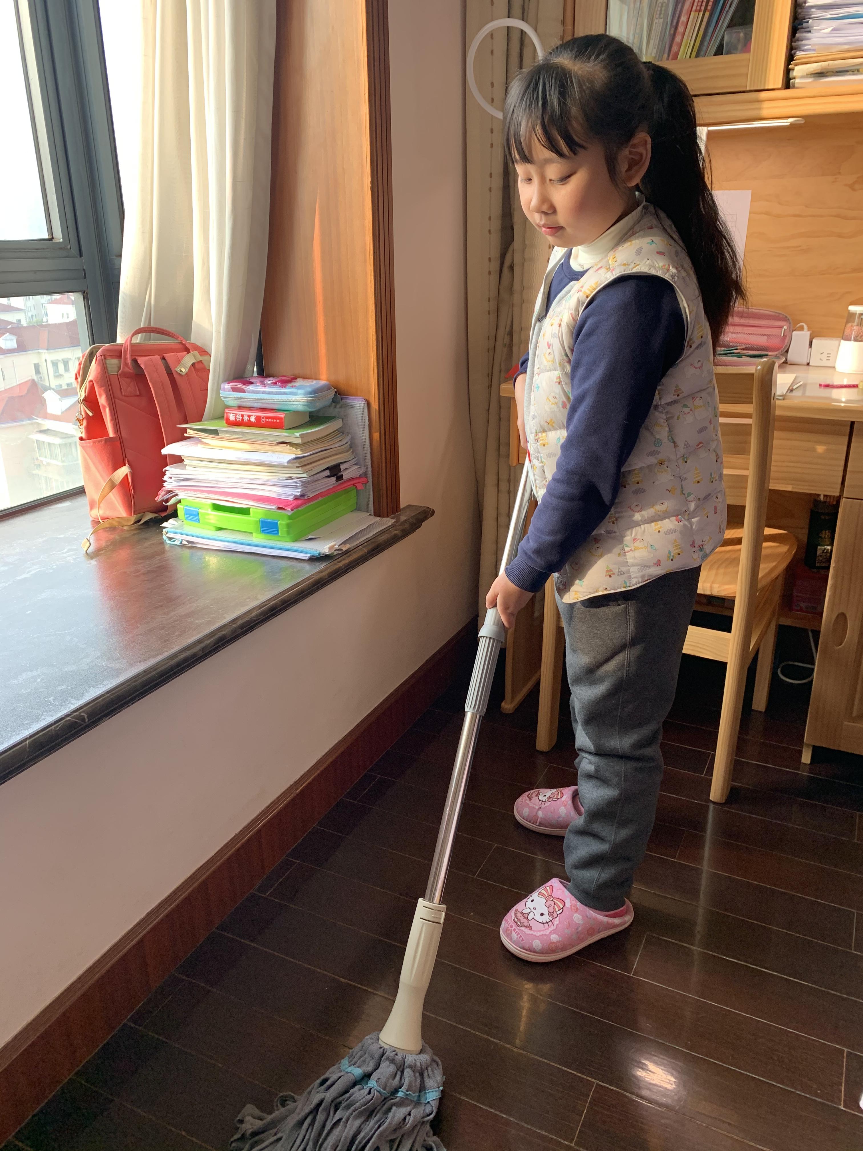假期帮忙做家务（沈芷萱）.jpg